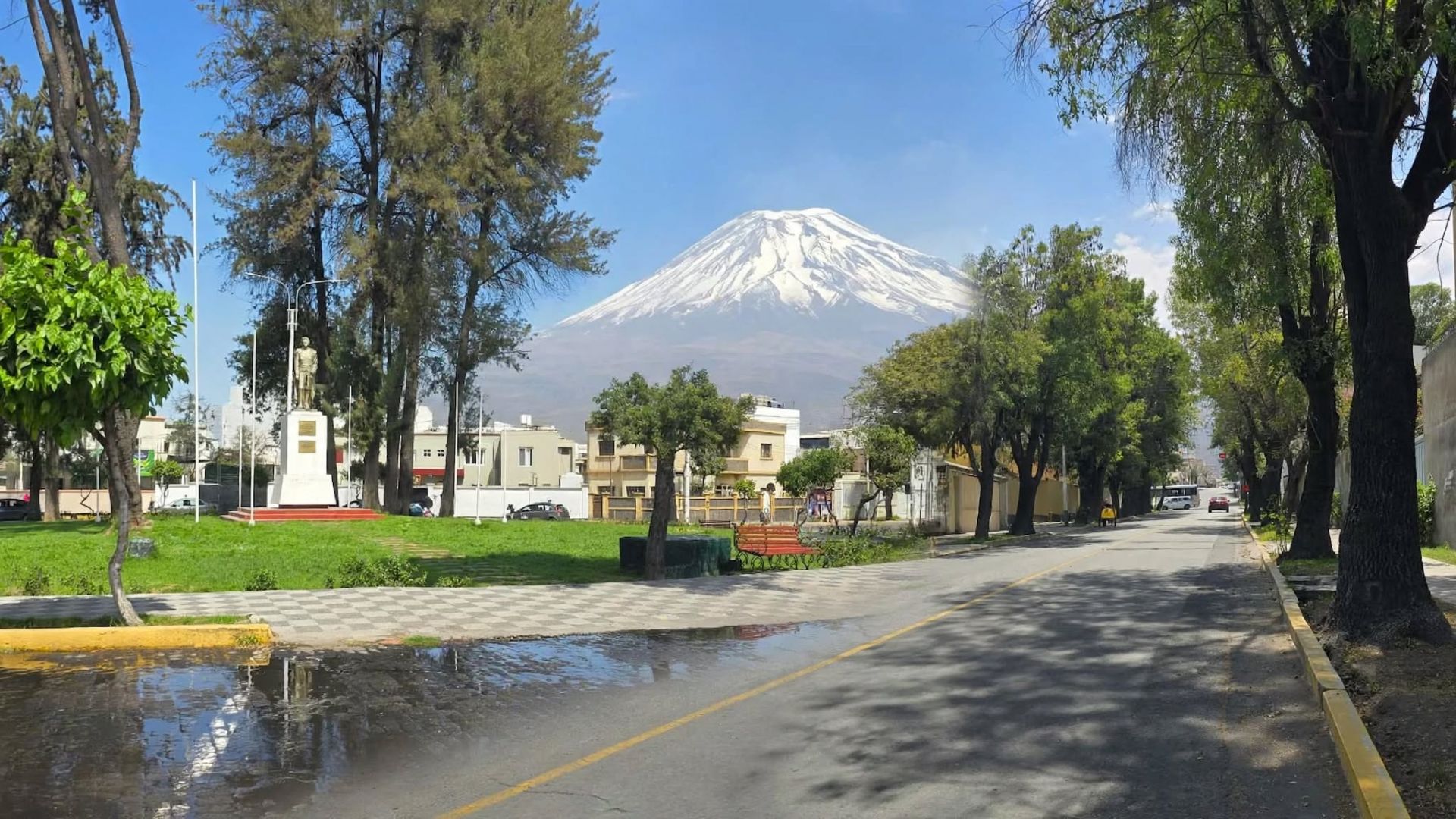 Calles tranquilas y parques residenciales en Vallecito, Arequipa